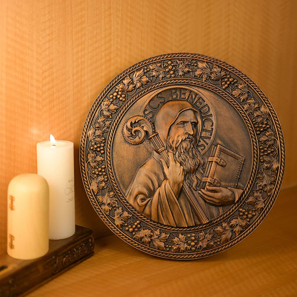 Ícone de São Bento Esculpida em Madeira Natural