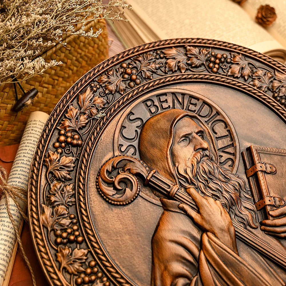 Ícone de São Bento Esculpida em Madeira Natural