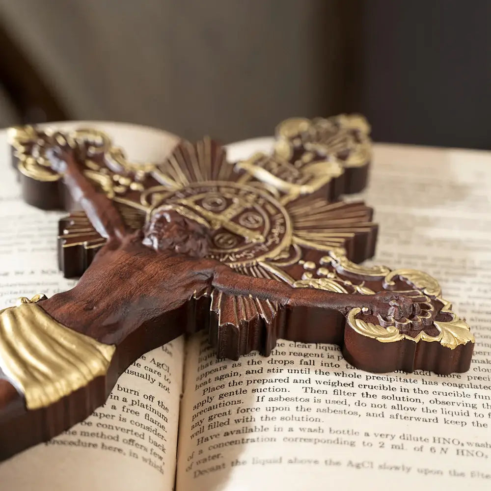 Cruz Exorcista de São Bento Esculpida em Madeira